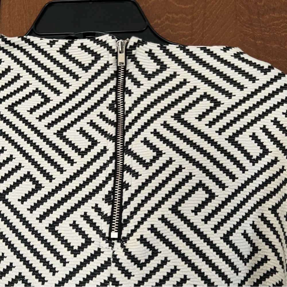 W5 Top NWT Size Large Top Black and Cream, Gold Back Zipper. Unique Neckline - Picture 3 of 8